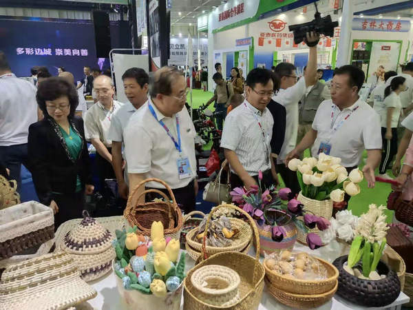 图为省残联领导到参展厂商展台询问残疾人就业创业工作和相关产品销售情况