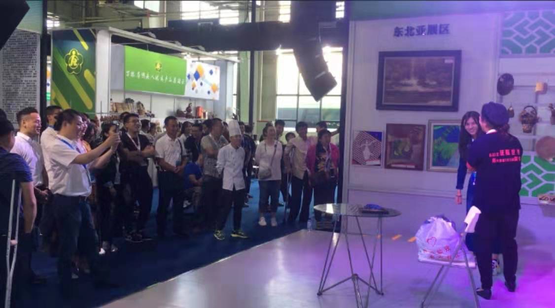 图为企业代表与现场观众互动