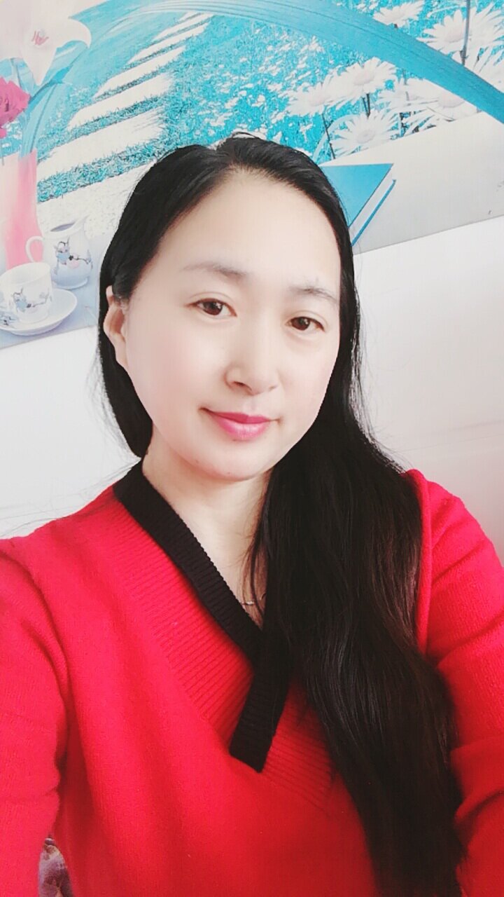 图为中国诗歌学会会员,吉林省作协会员,榆树市太安乡老榆树农民诗社社长---姚亚英